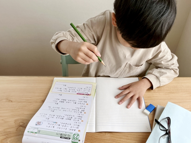 勉強する男の子